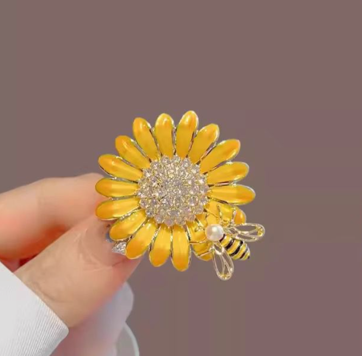 Sunflower & Bee Crystal Brooch Pin – Elegant Floral Fashion Accessory