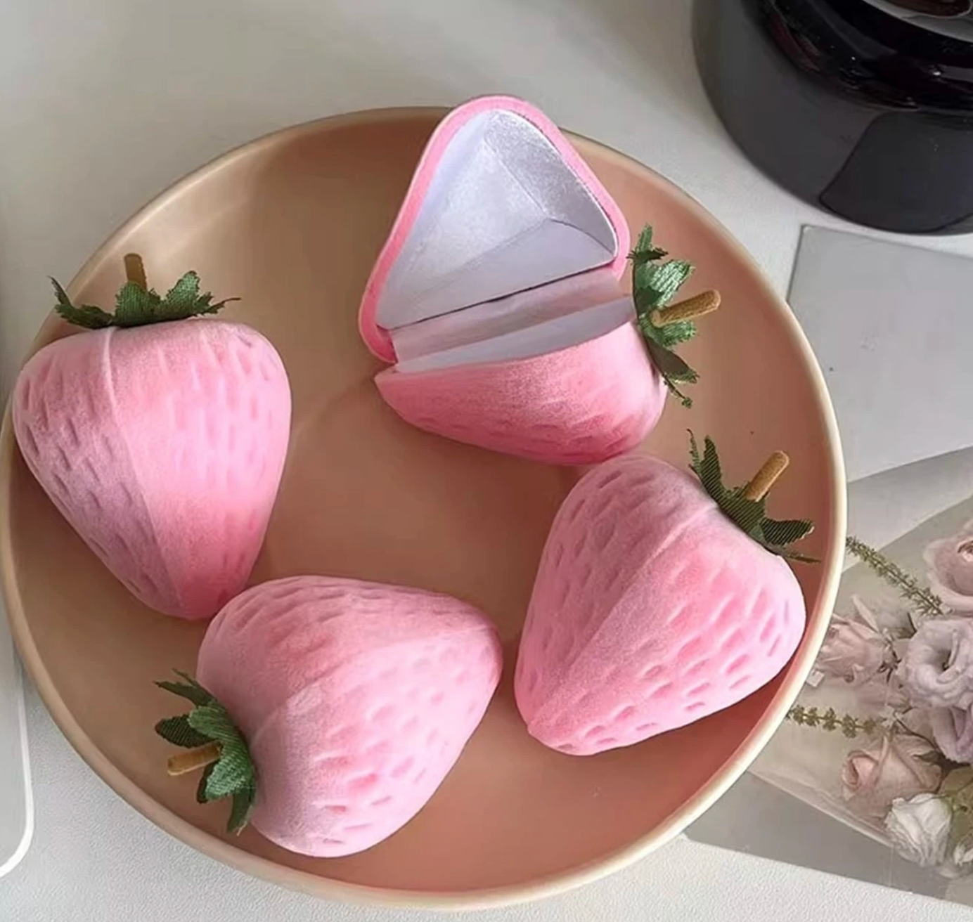 Cute Strawberry Velvet Ring Box – Plush Jewelry Gift Box for Rings, Earrings & Proposal Gifts